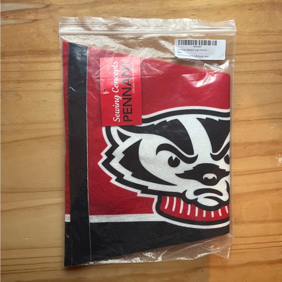 🆕Wisconsin Badgers Wall Pendant - Picture 2 of 2